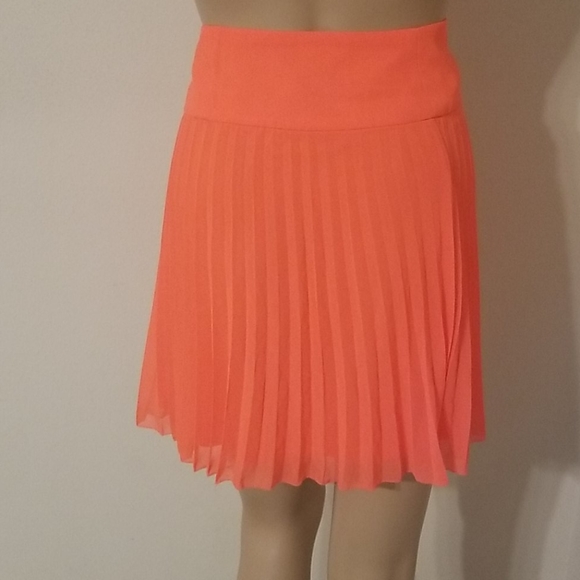 New Without Tags Express Pleated Skirt - Picture 6 of 9